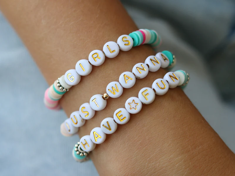 Perles lettres 3 mots pour bracelet à personnaliser - Girls, Just Wanna et Have Fun - Image 2