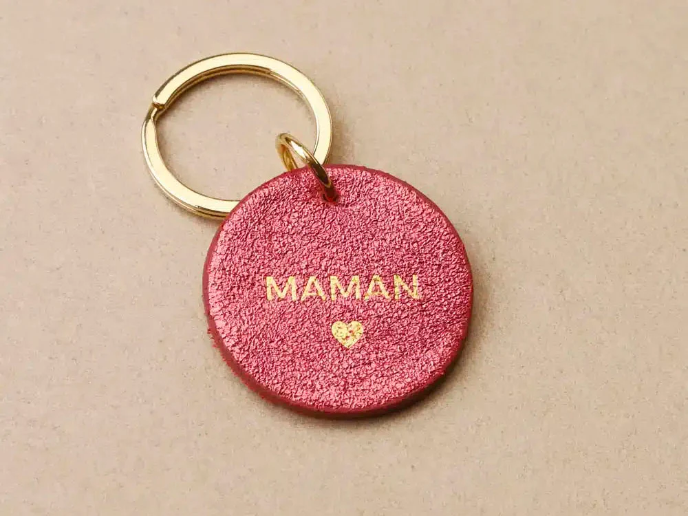 Porte clé MAMAN en cuir rond rose métallisé - Les Cléias - Image 2