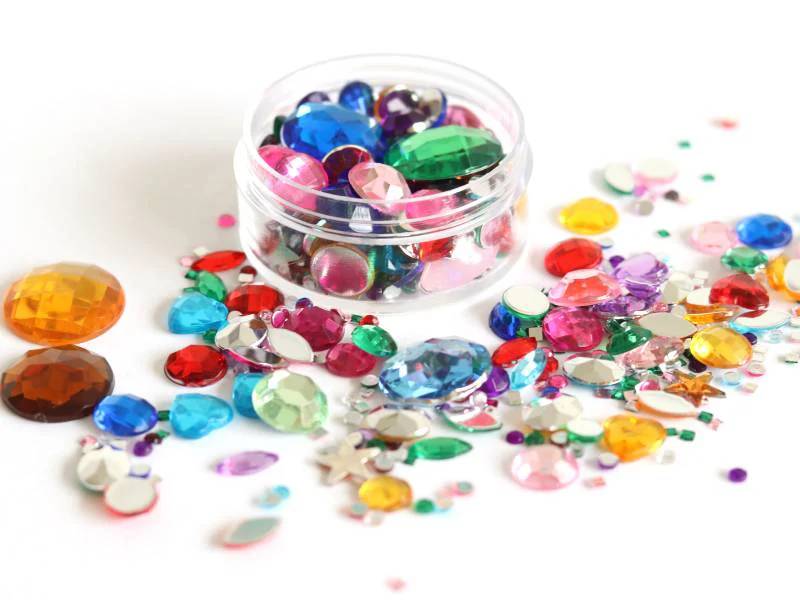 Pot de strass multicolores