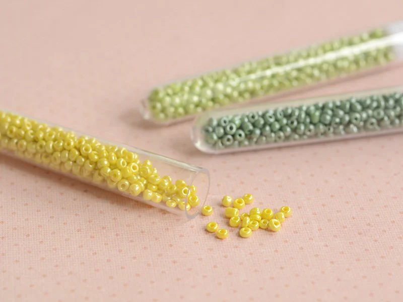 Tube de 350 perles de rocailles opaques nacrées - jaune - Image 2